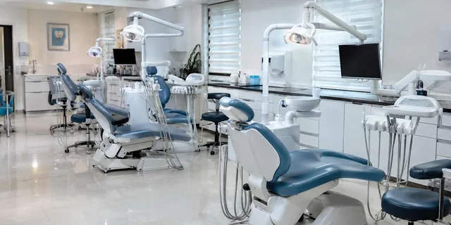 کلینیک چند یونیتی — کاربرد سیستم ساکشن دندانپزشکی